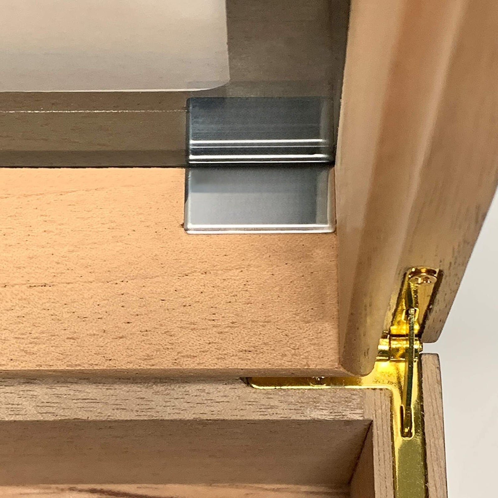 Capri Desktop Small Cigar Box Glasstop, Cedar, White - 25 to 50 Cigars